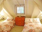 Main Cottage - Loft bedroom with 1 Twin bed and 1 Full bed - Not ideal for younger children